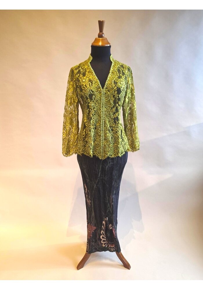 Kebaya olijfgroen met bijpassende rok plisse
