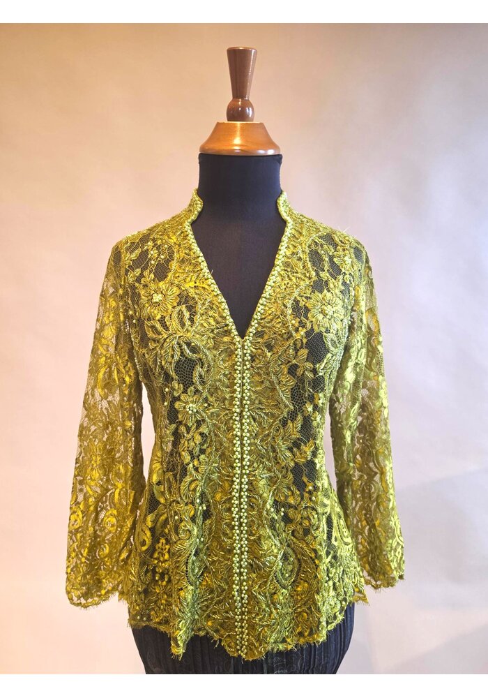 Kebaya olijfgroen met bijpassende rok plisse