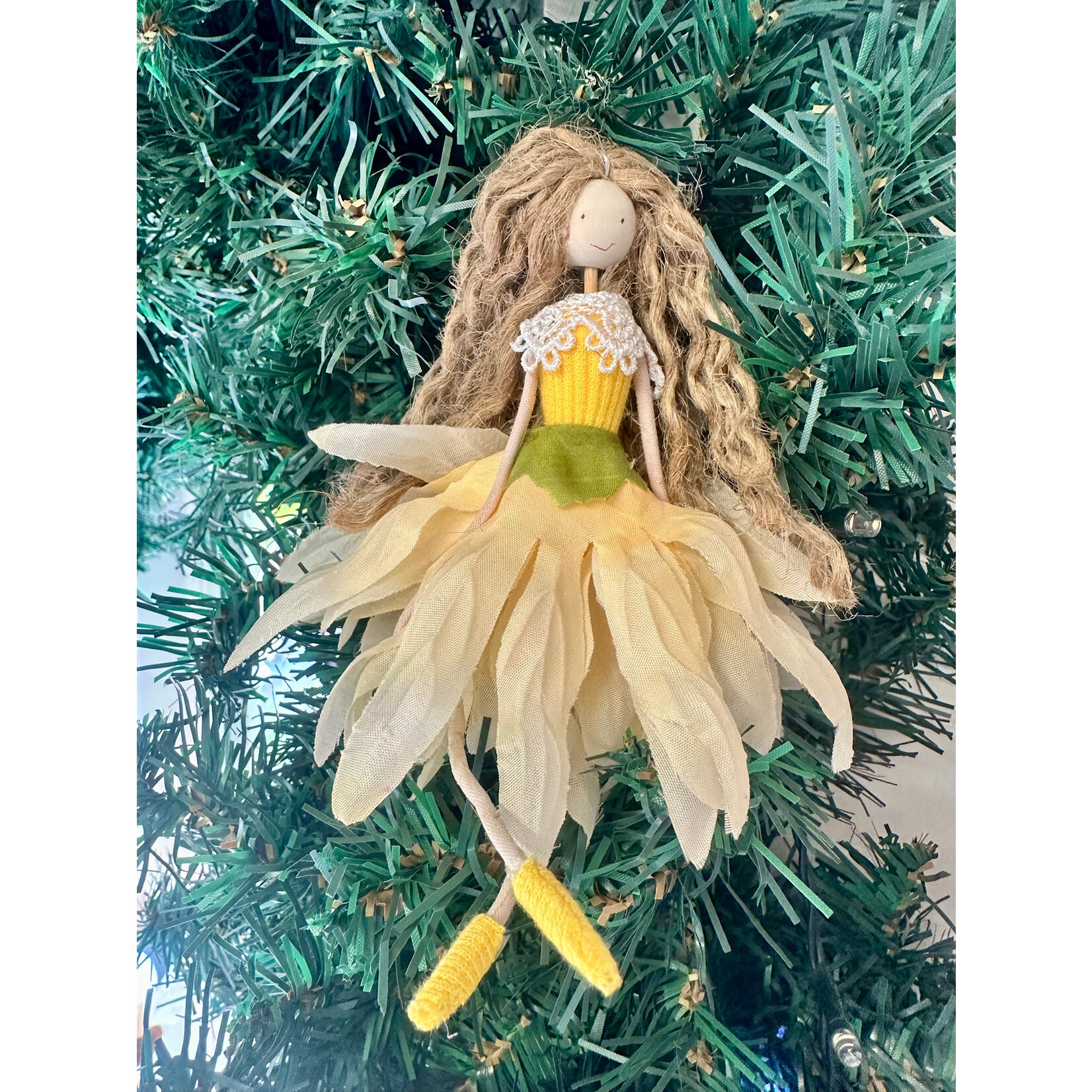 Sitting Flower Girl Peach Dahlia