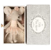 Maileg Knuffelmuis Dance Mouse Little Sister in Ligbed 11cm