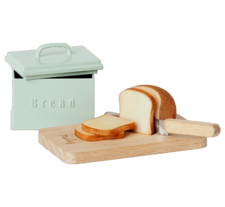 Bread box w. utensils