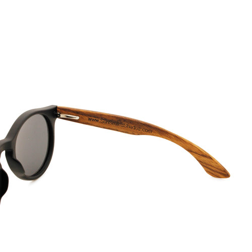 Runde Sonnenbrille aus Holz mit grauer Gläsern und schwarzem Rahmen