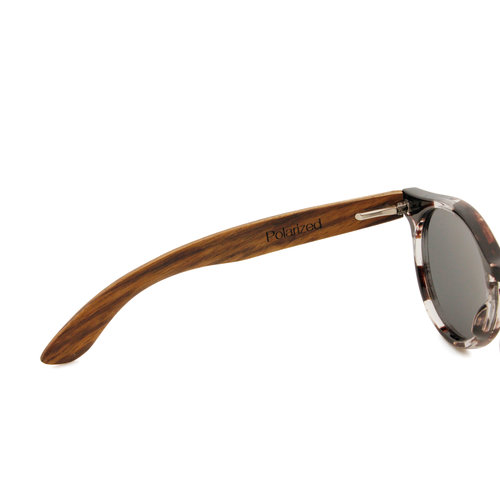 Runde Sonnenbrille aus Holz mit grauer Gläsern und gemustertem Rahmen