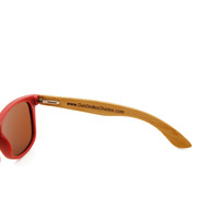 Bambussonnenbrille mit transparentem, bordeauxrotem Rahmen Bambussonnenbrille mit transparentem, bordeauxrotem Rahmen