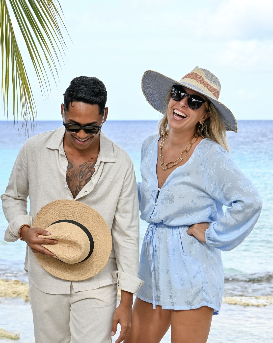 Samen lachen op het strand van Bonaire met SunSmiles zonnebrillen
