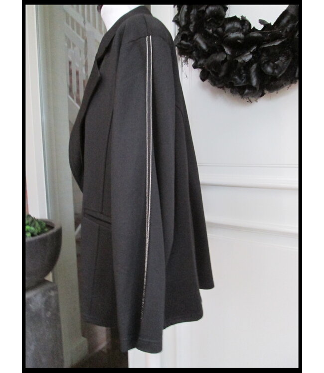 Schwarz Magna Mantel