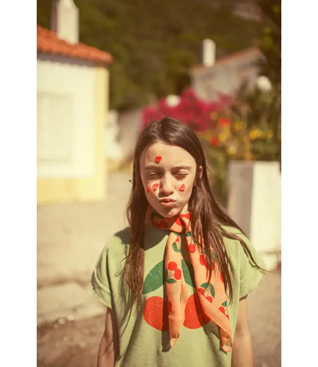 T-shirt light e olive w/ cherry print