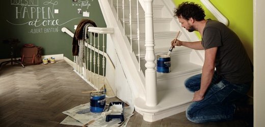 Hoe schildert u houtwerk binnen