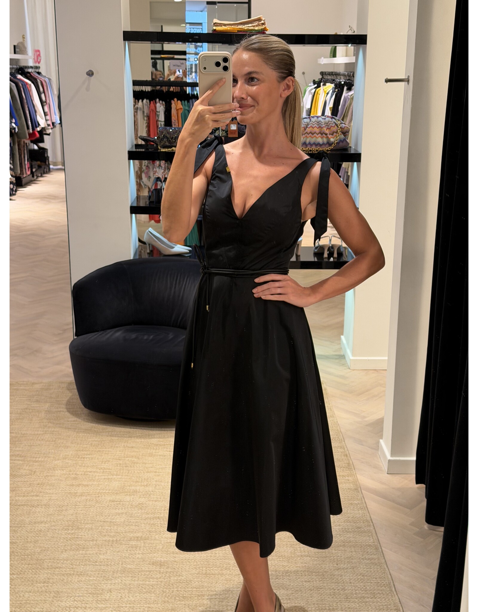 Elisabetta Franchi Halflang kleed E Franchi tafta zwart + riempje