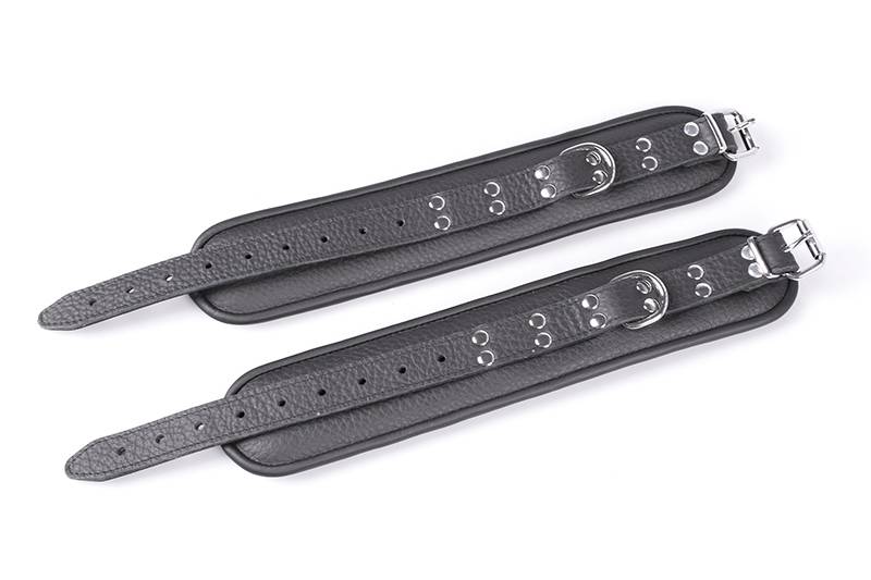 Professionele Zwarte Enkelboeien 7 cm met Zilveren Studs