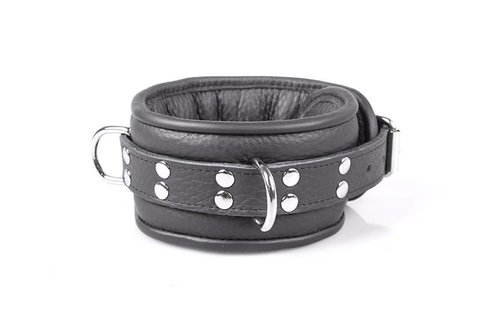 Schwarzes professionelles Halsband 7 cm mit silbernen Nieten | Kiotos