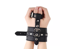 Single Handcuff & Thumb Lock made of PU leather – Hands rendered useless