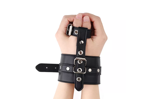 Single Handcuff & Thumb Lock made of PU leather – Hands rendered useless