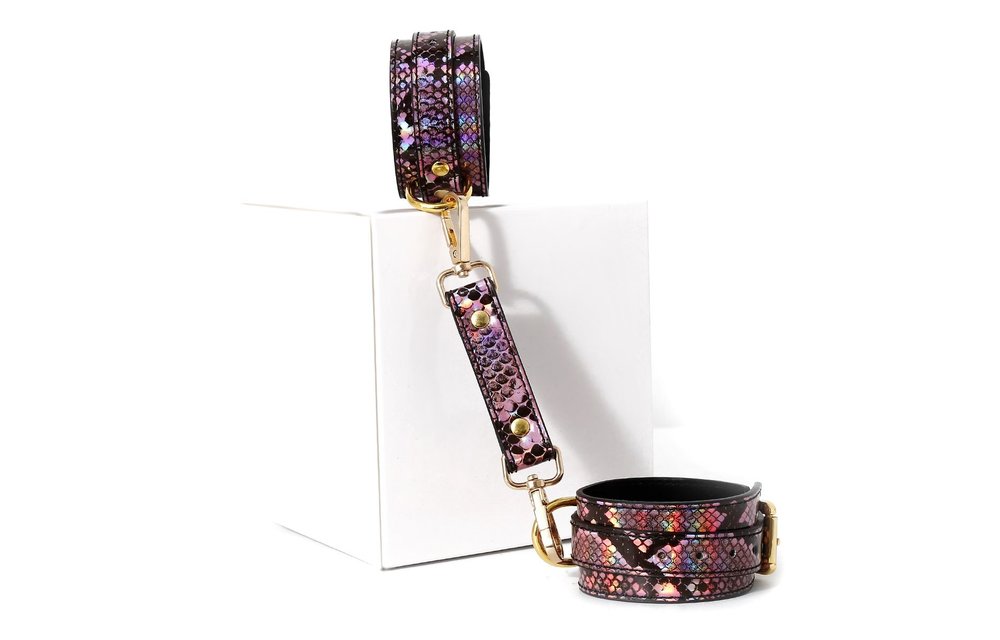 Handfesseln Reptilienprint Gold Rosa | Veganes PVC-Leder