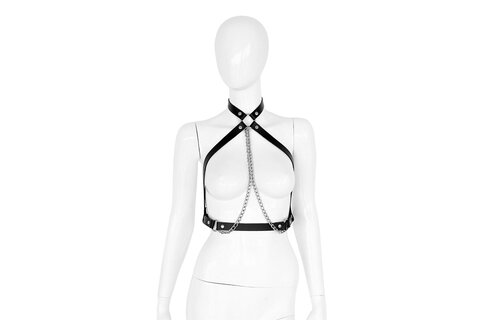 Schwarzes Lederhalsband und Ketten