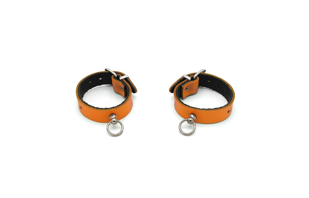 Lederhandschellen Mini O-Ring Orange | Eleganz & BDSM