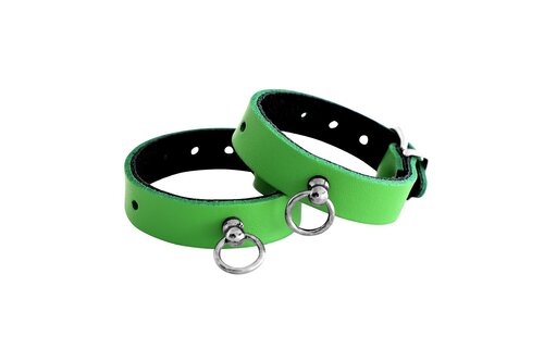 Lederhandschellen Mini-O-Ring Grün | Elegant & Sicher BDSM