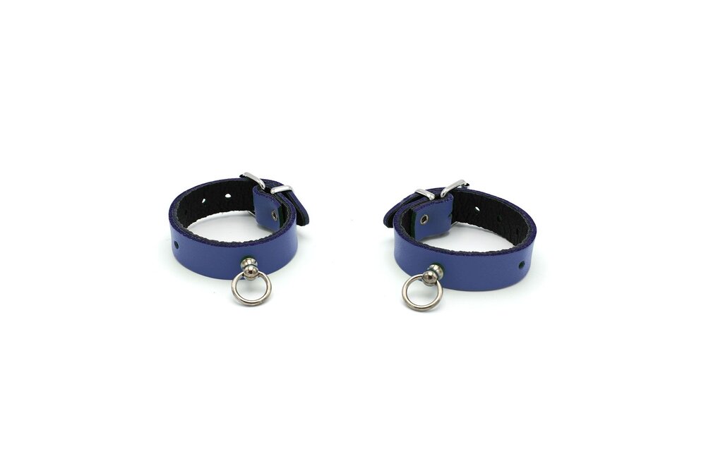 Leder-Handschellen Mini O-Ring Blau – Elegant & Sicher BDSM