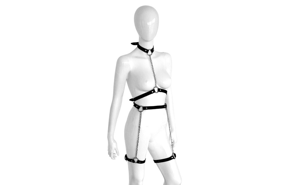Leather chain harness with leg straps – tough & adjustable