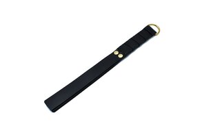 Schwarzes Lederpaddel mit goldfarbenem D-Ring-Griff