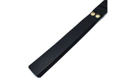 Schwarzes Lederpaddel mit goldfarbenem D-Ring-Griff