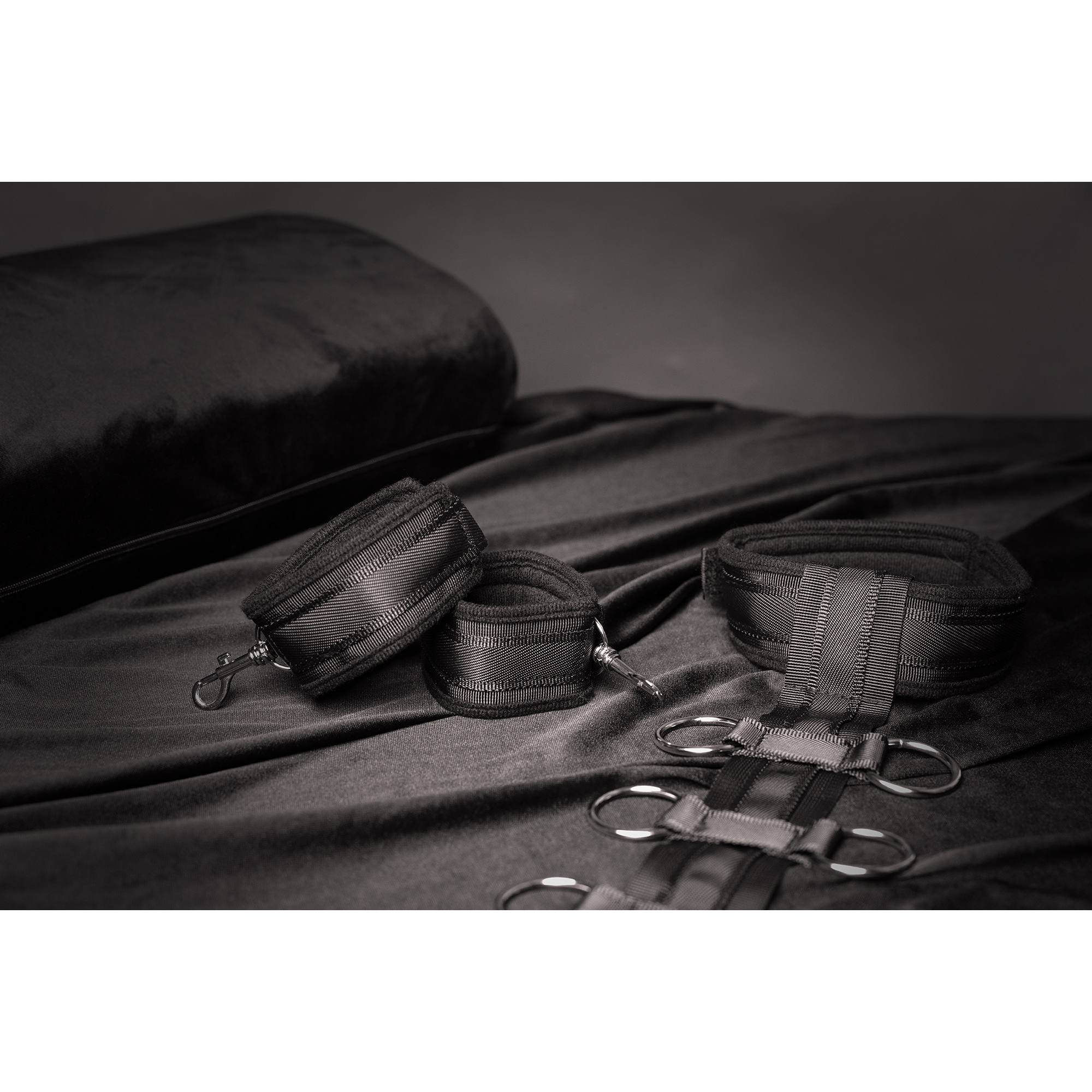 Fesselgeschirr mit Halsband und Handschellen – verstellbar, schwarz