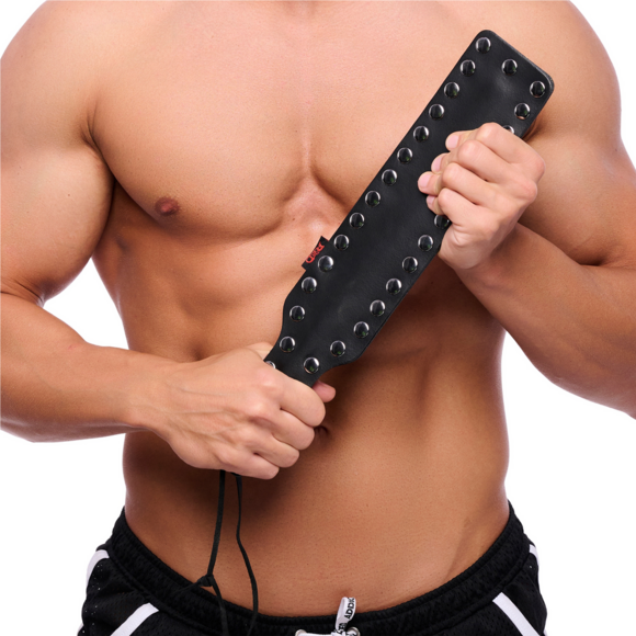 Lederpaddel mit 37 Metallnieten - 38 cm - Schwarz