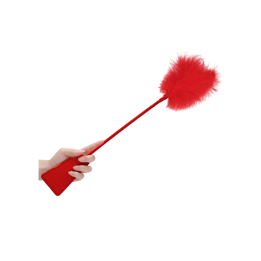 Peitsche mit Federn – Luxuriöse rote Federpeitsche von Ouch! By Shots