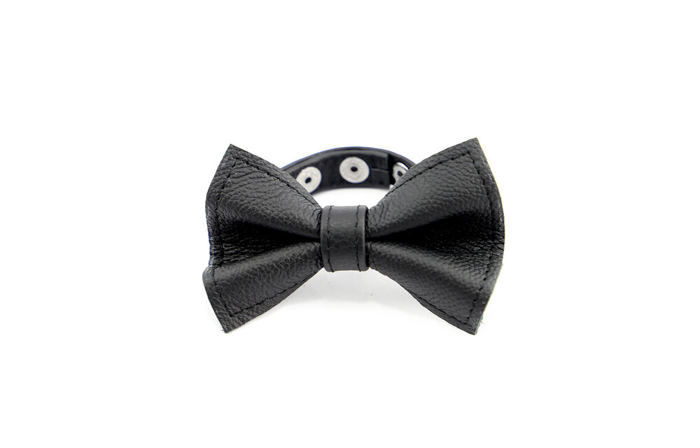 Lederarmband Fly Your Servant – verstellbar & cool in Schwarz