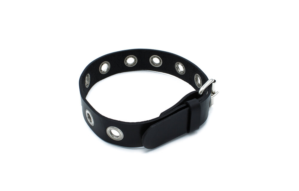 Schwarzes Lederhalsband mit Metallösen – Kiotos Leather