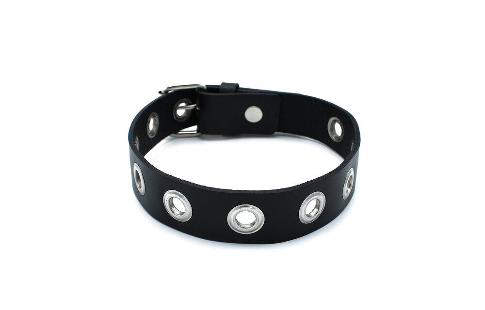 Schwarzes Lederhalsband mit Metallösen – Kiotos Leather