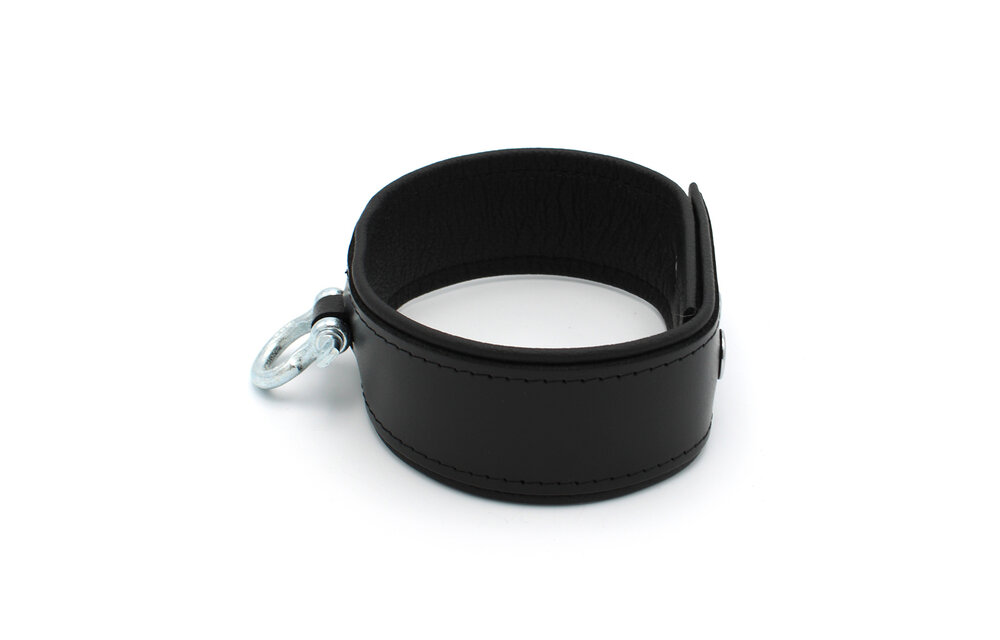 Lederhalsband mit Metallbügel und verstellbaren Druckknöpfen