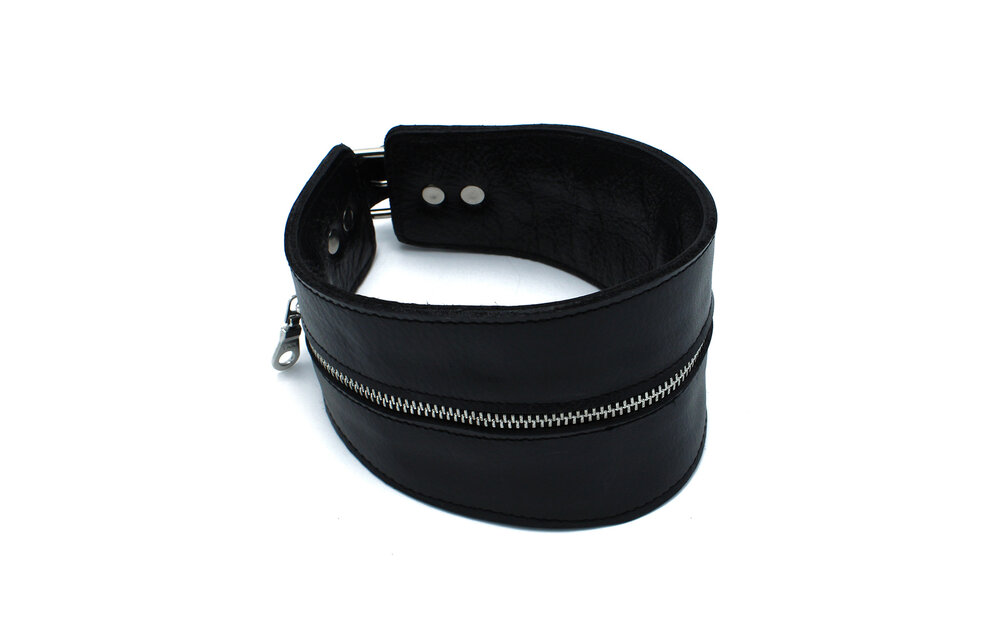 Schwarzes Lederhalsband mit Reißverschluss – stilvoll und robust