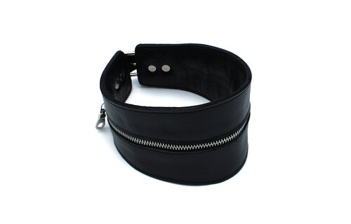 Schwarzes Lederhalsband mit Reißverschluss – stilvoll und robust