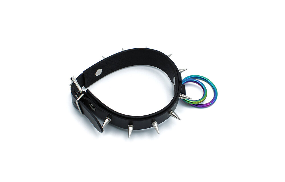 Schwarzes Lederhalsband mit Spikes und Regenbogen-O-Ringen | Kiotos