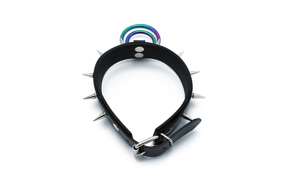 Schwarzes Lederhalsband mit Spikes und Regenbogen-O-Ringen | Kiotos