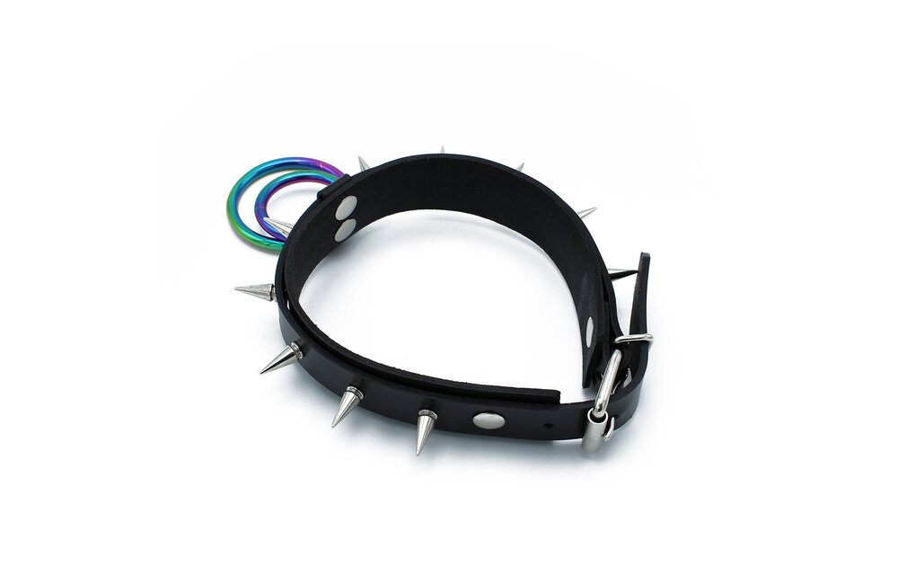 Schwarzes Lederhalsband mit Spikes und Regenbogen-O-Ringen | Kiotos