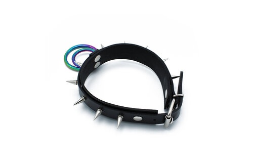 Schwarzes Lederhalsband mit Spikes und Regenbogen-O-Ringen | Kiotos