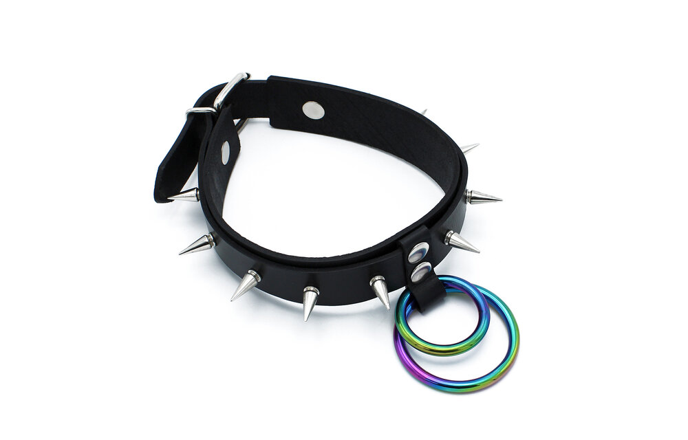 Zwarte Leren Halsband Met Spikes & Regenboog O-Ringen | Kiotos