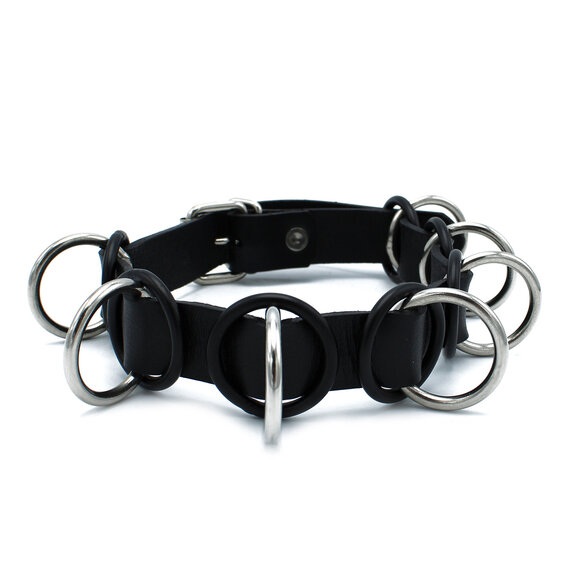 Schwarzes Lederhalsband mit 7 Metallringen | Robust und verstellbar