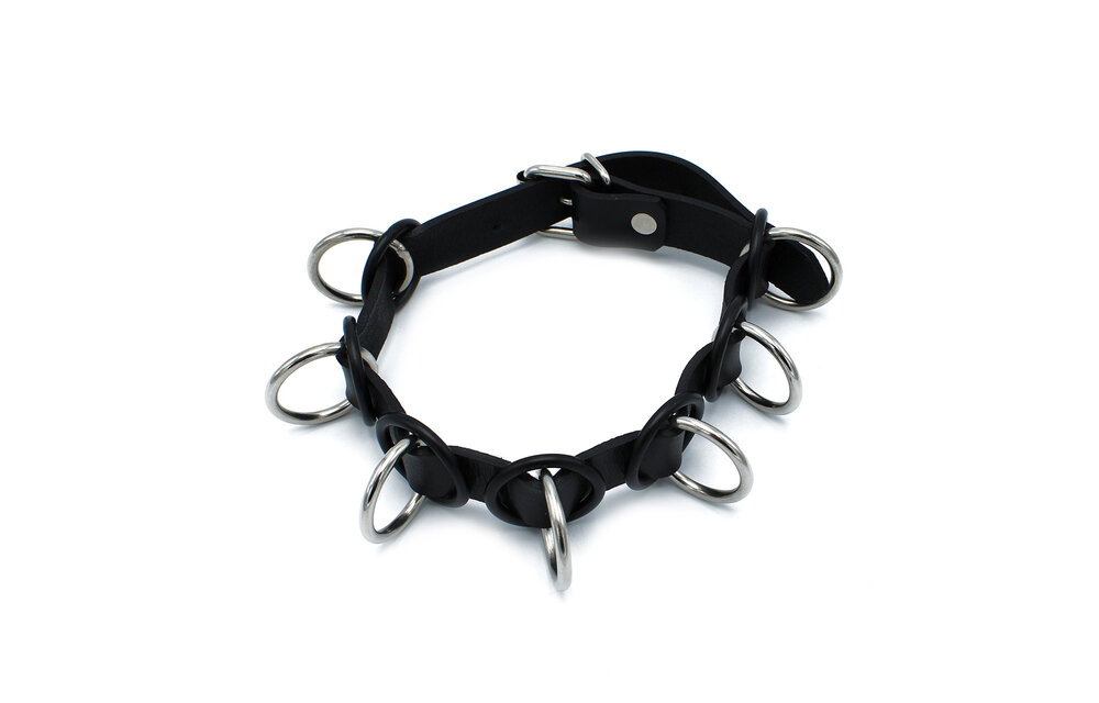 Zwarte Leren Halsband Met 7 Metalen Ringen | Stoer & Verstelbaar