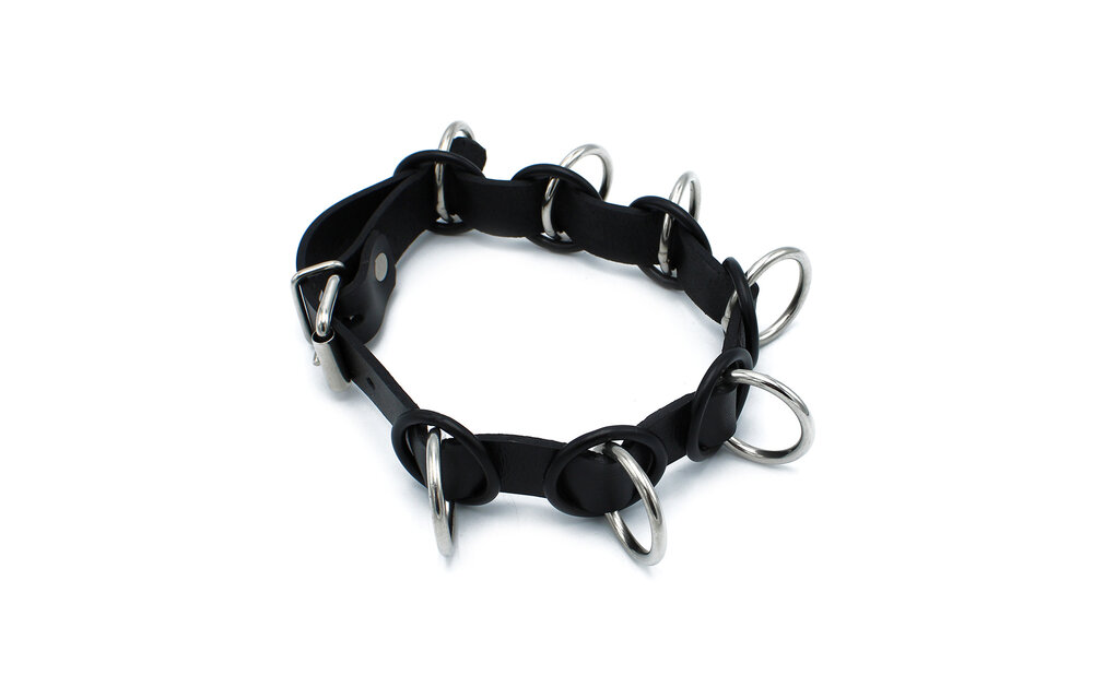 Zwarte Leren Halsband Met 7 Metalen Ringen | Stoer & Verstelbaar