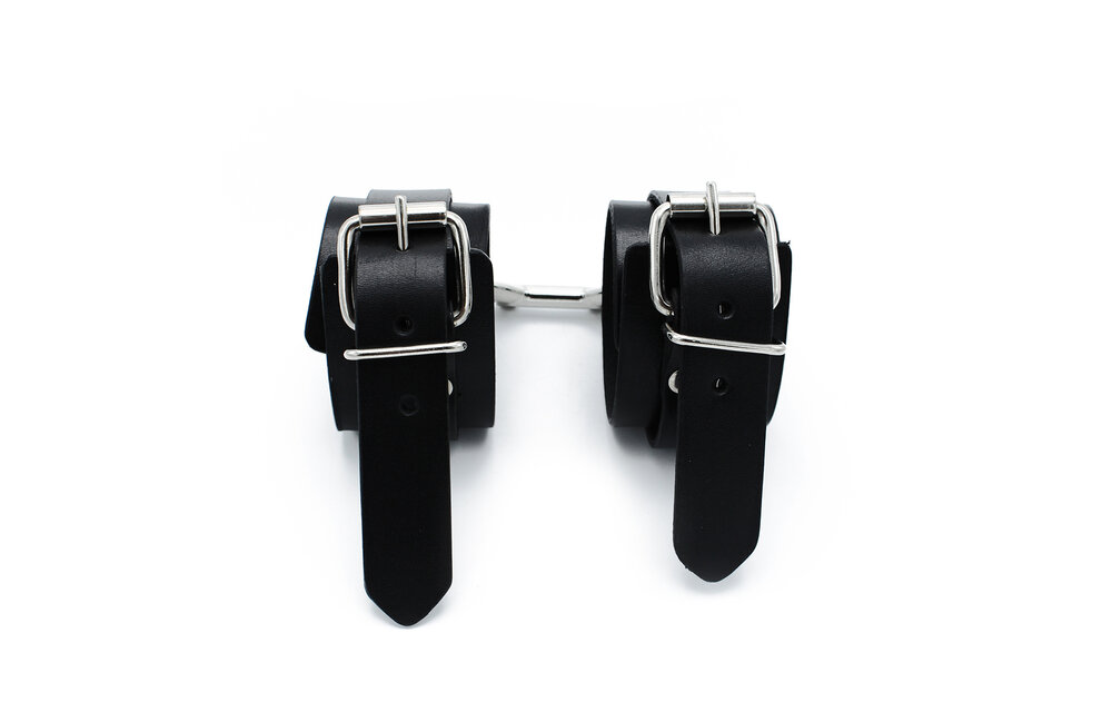 Schwarze Lederhandschellen mit Kette – stilvoll und robust kaufen