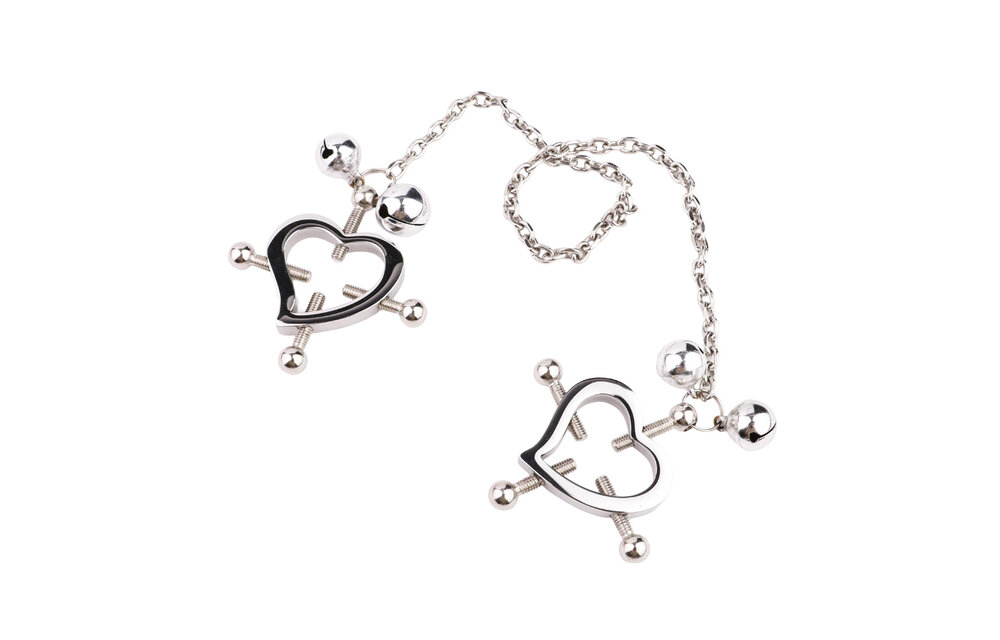 Herzförmige Nippelklemmen aus Edelstahl mit Glöckchen
