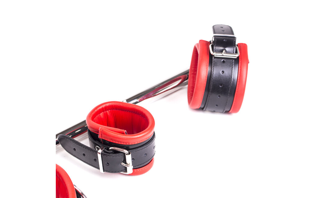 Deluxe Spreidstang Rood Leer 76 Cm | Luxe Boeien Set