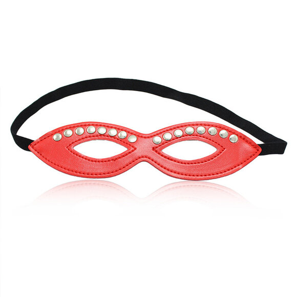 Masker Eyes Only Rood Met Studs – Stijlvol Mysterie Van Pu-Leer