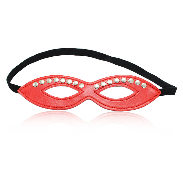 Masker Eyes Only Rood Met Studs – Stijlvol Mysterie Van Pu-Leer