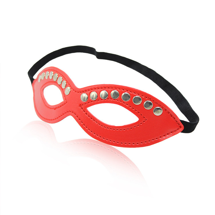 Masker Eyes Only Rood Met Studs – Stijlvol Mysterie Van Pu-Leer