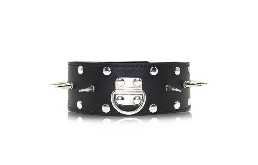 Lederhalsband mit Spikes & Kette – Dominanz & Kontrolle