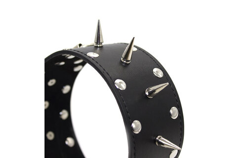 Lederhalsband mit Spikes & Kette – Dominanz & Kontrolle